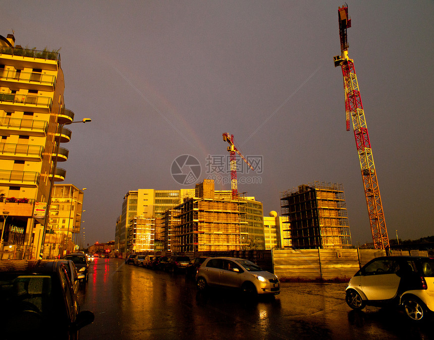 米兰市彩虹工地起重机天气城市工业风暴洪水房屋日落街道图片