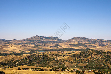 Enna和爬坡全景农村村庄农业国家土地背景图片