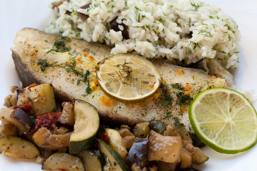 有大米和茄子的鱼饮食盘子厨房餐具桌子蔬菜鳕鱼午餐油炸柠檬图片