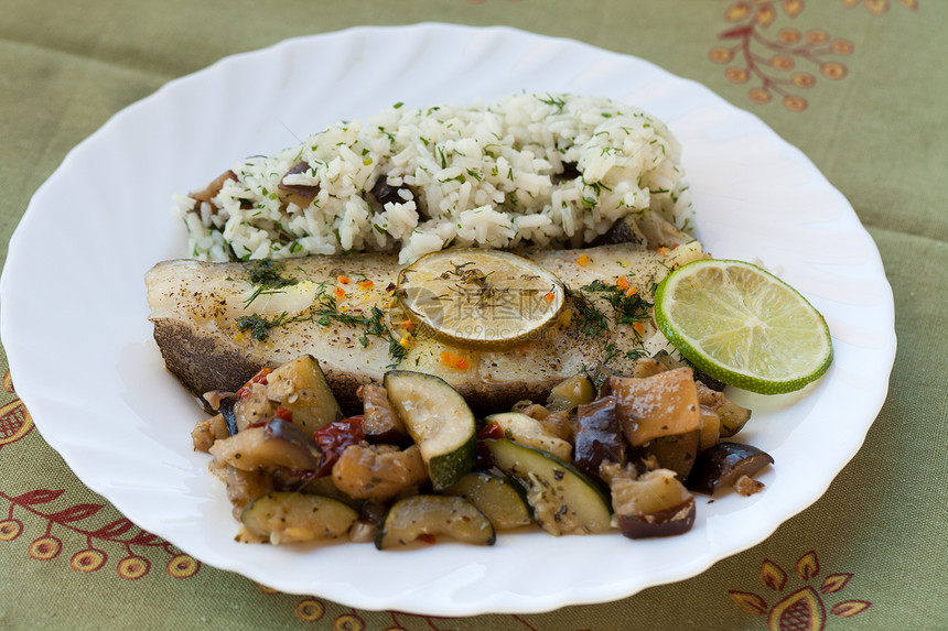有大米和茄子的鱼洋葱午餐烹饪柠檬盘子鳕鱼糖类营养桌子草本植物图片