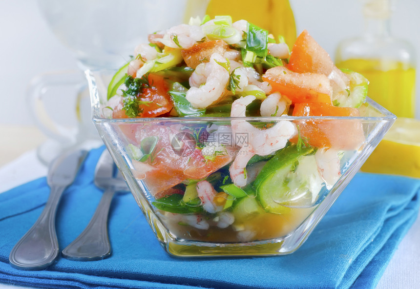 配有海鲜的沙拉沙拉热带胡椒美食果汁营养饮食萝卜洋葱晚餐树叶图片