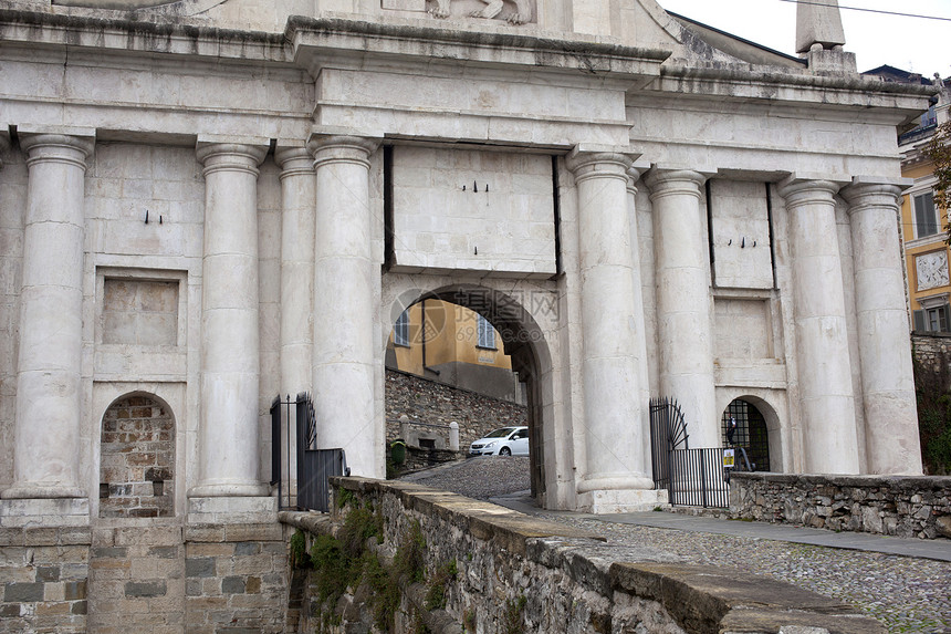圣吉亚科莫港 贝尔加莫阿尔塔遗产历史学家拉刀历史尖塔行人入口城市柱子雕塑图片