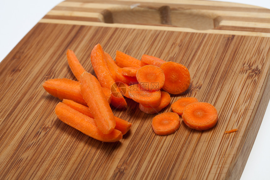 木制桌上的新鲜胡萝卜收成农场剪裁营养桌子蔬菜叶子沙拉橙子生物图片