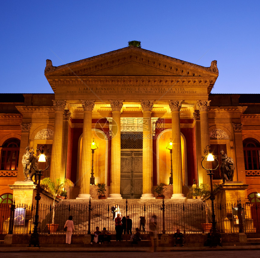 巴勒莫歌剧院柱子栅栏蓝色楼梯正方形入口游客地标艺术观光图片
