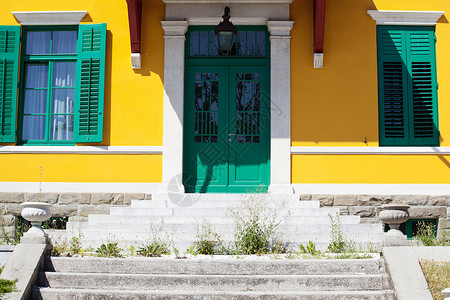 里雅斯特的黄屋房子绿色英石建造建筑学木头楼梯黄色石头建筑背景图片