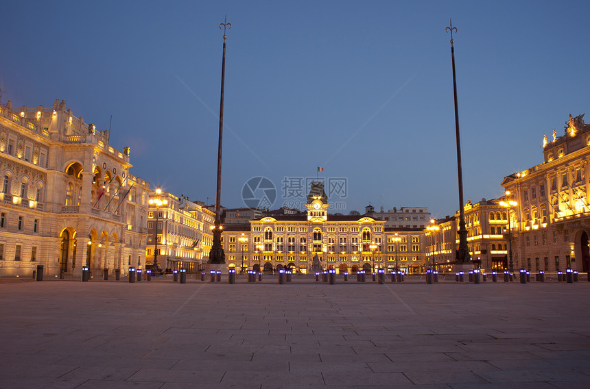 意大利意大利广场 里雅斯特戏剧性日落反思四方竖正方形旅游建筑天际广场图片