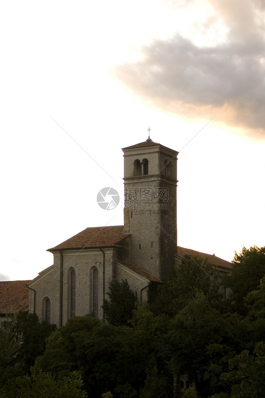 圣彼得罗和圣比亚吉奥的贝尔塔钟声历史教会宗教日落风格建筑学艺术植被村庄图片