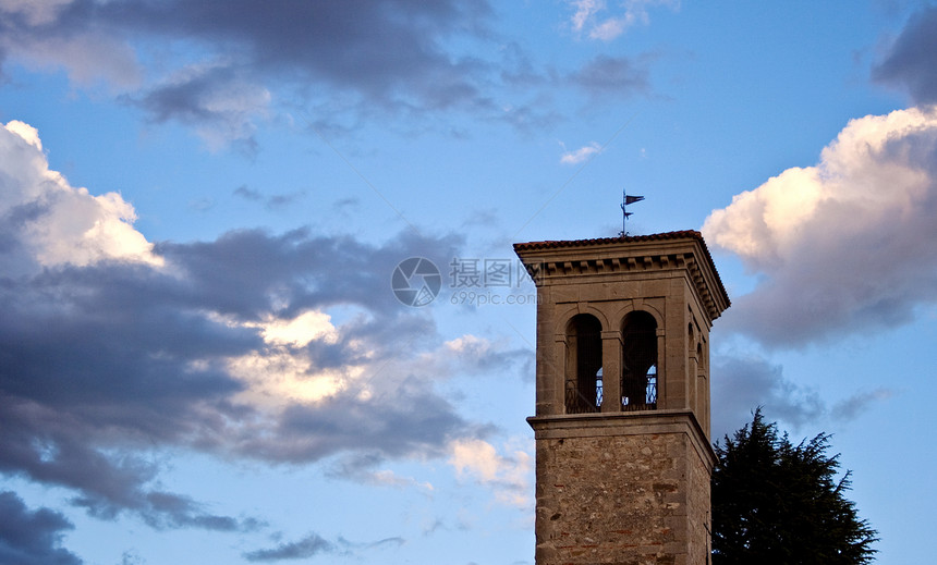 圣彼得罗和圣比亚吉奥的贝尔塔教会钟声风格建筑学日落植被艺术宗教村庄历史图片
