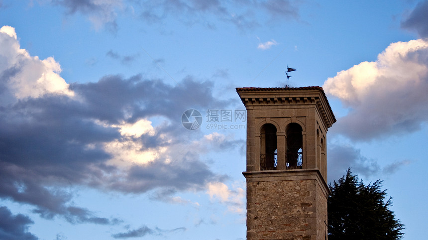 圣彼得罗和圣比亚吉奥的贝尔塔宗教教会日落植被建筑学艺术风格钟声历史村庄图片