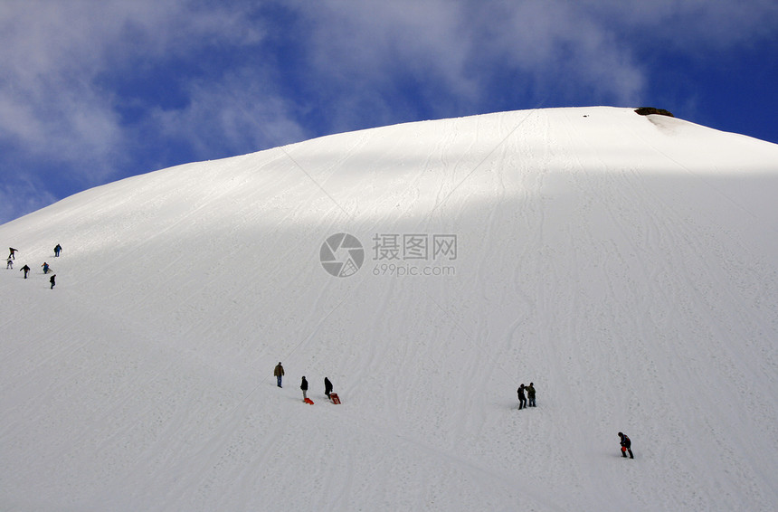 在埃特纳的人天堂雪堆火山陨石天花板旅行滑雪者石头岩石天空图片