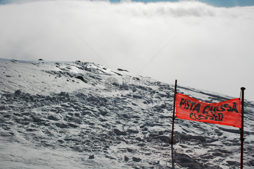 封闭滑坡信号滑雪石头高度滑雪者天花板天堂岩石气氛雪堆蓝色图片