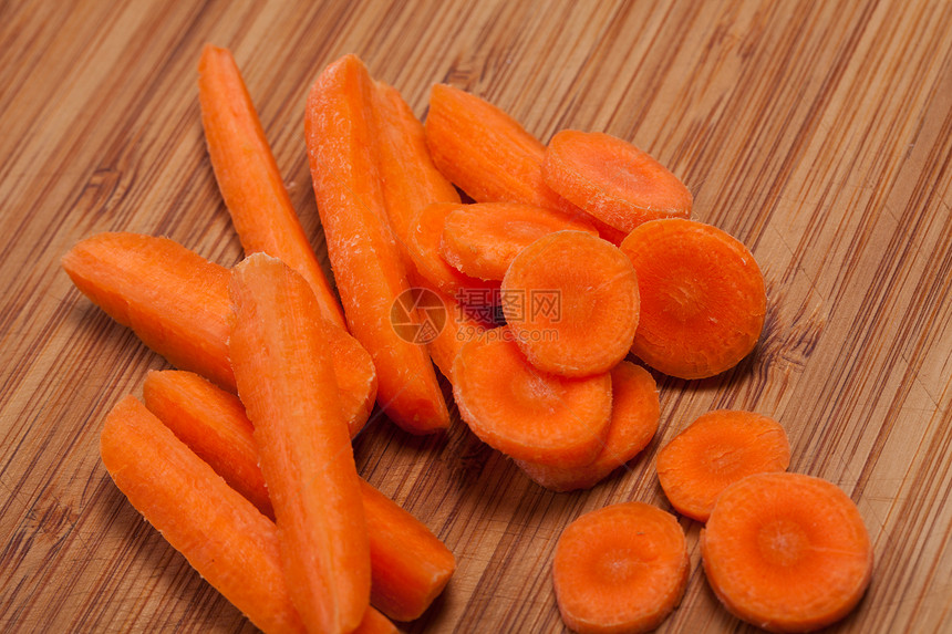 木制桌上的新鲜胡萝卜营养农场饮食生物收成橙子叶子剪裁市场桌子图片