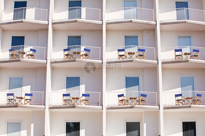 夏季住所椅子早餐桌子窗户白色蓝色季节栏杆旅游房间图片