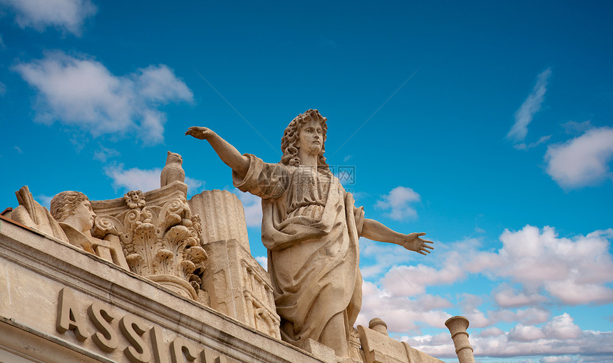 天空的雕像建筑学女性大理石庆典艺术旅游首都雕塑多云文化图片