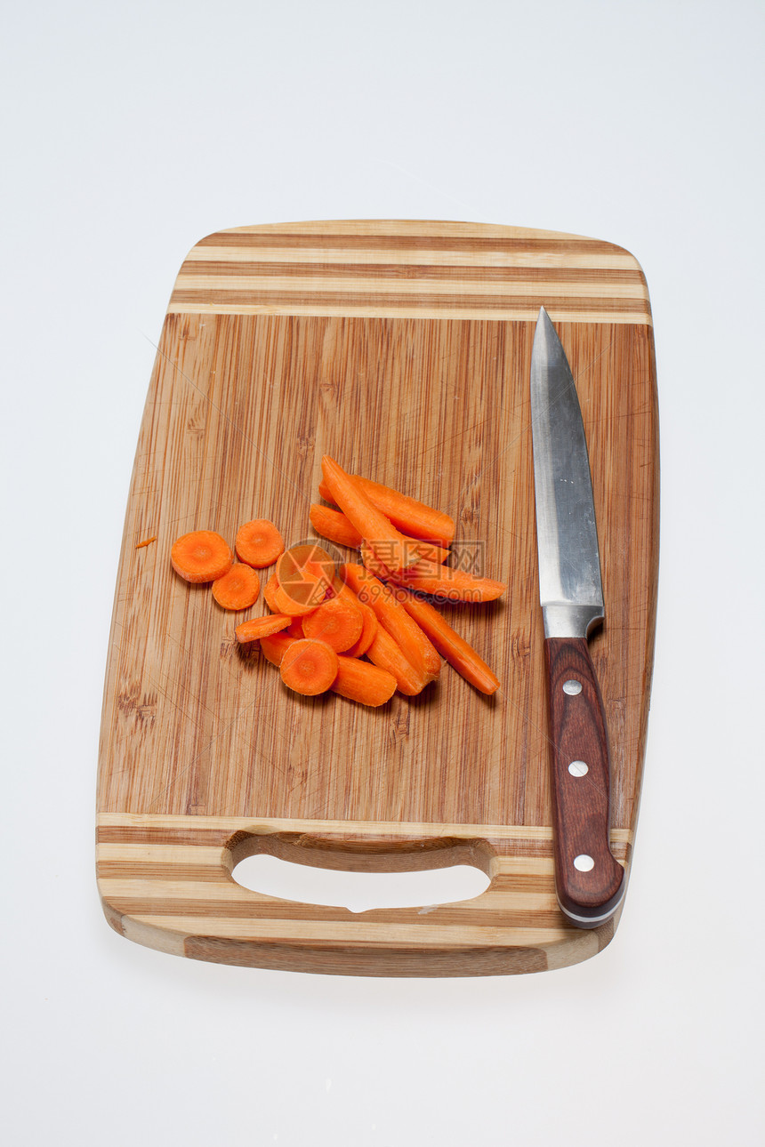 木制桌上的新鲜胡萝卜沙拉食物收成剪裁桌子营养农场生物市场饮食图片