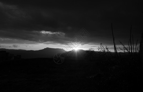 Enna和天线天际黑色日落白色灌木丛背景图片