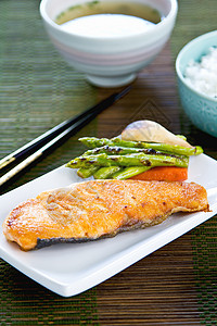 灰色鲑鱼 配有三生汤和大米牛扒午餐美味食物营养蔬菜芝麻美食饮食酱油背景图片