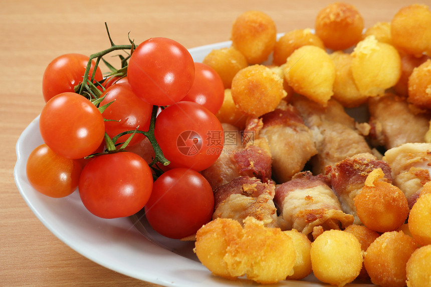 鸡肉培根番茄和马铃薯美食图片