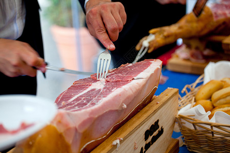 服务员在切火腿牛扒服务猪肉屠夫营养款待熏制厨师大理石饮食图片