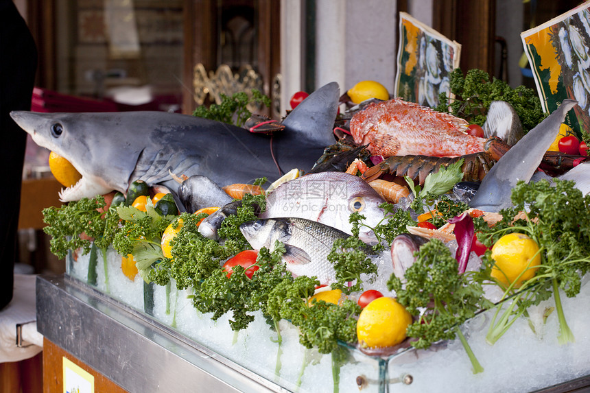 鱼市场海藻海洋柠檬食品厨房柜台烹饪鲈鱼眼睛美食图片