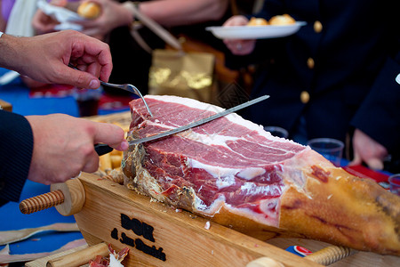服务员在切火腿时间猪肉店铺治愈牛扒饮食营养用餐熏制服务背景图片