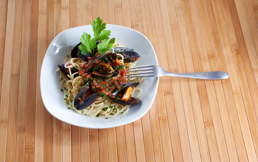 带贝贝壳的意大利面条美食蛤蜊小麦肉汁食品营养师食物烹饪午餐饥饿图片