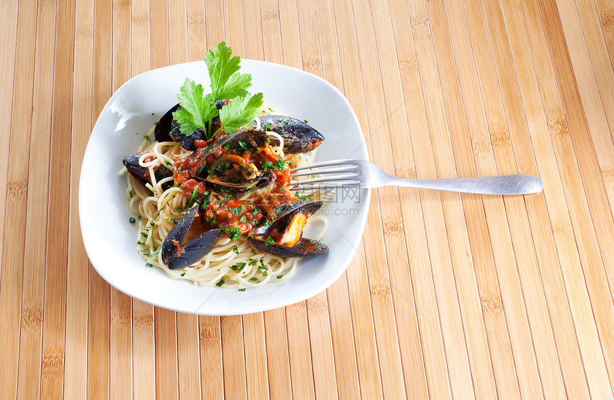 带贝贝壳的意大利面条肉汁海鲜小麦蛤蜊厨师饥饿营养美食午餐食品图片