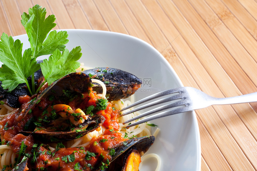 带贝贝壳的意大利面条海鲜香菜肉汁午餐饥饿小麦食物烹饪蛤蜊营养图片