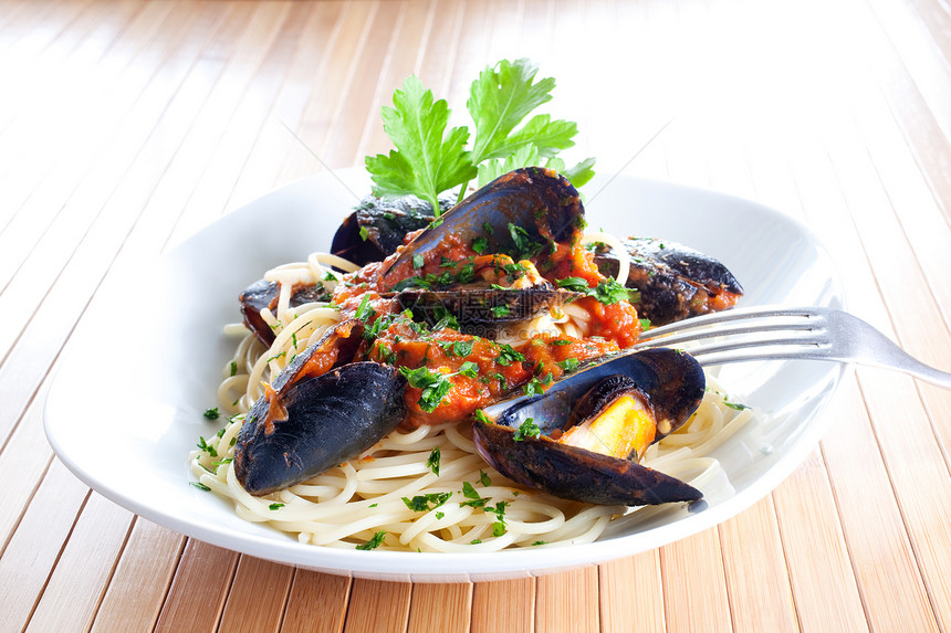 带贝贝壳的意大利面条小麦午餐饥饿食品肉汁蛤蜊美食海鲜食物烹饪图片