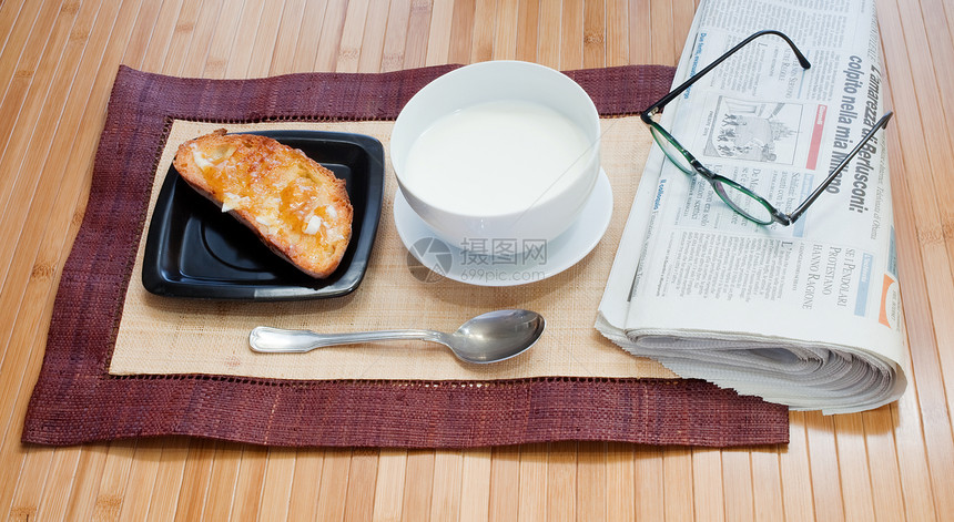 早餐卡片谷物食物雏菊饮料牛奶杯子杂志报纸阅读图片