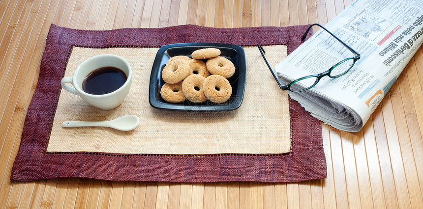 早餐食物雏菊报纸杯子杂志咖啡面包阅读盘子牛奶图片