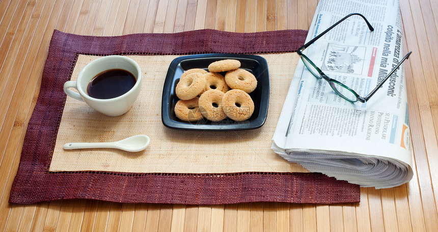 早餐阅读盘子杯子食物咖啡报纸牛奶雏菊眼镜桌布图片