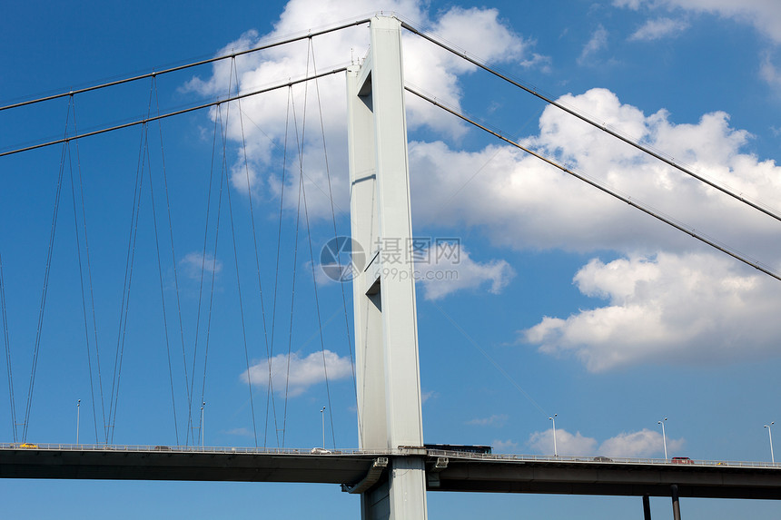 Istambul  连接欧洲和亚洲的博斯波鲁斯桥工程电缆海峡蓝天城市金属旅行运输地标建筑物图片