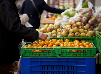 在水果摊里做家庭主妇篮子农产品水果主妇长椅街头市场家庭女士市场桌布背景图片