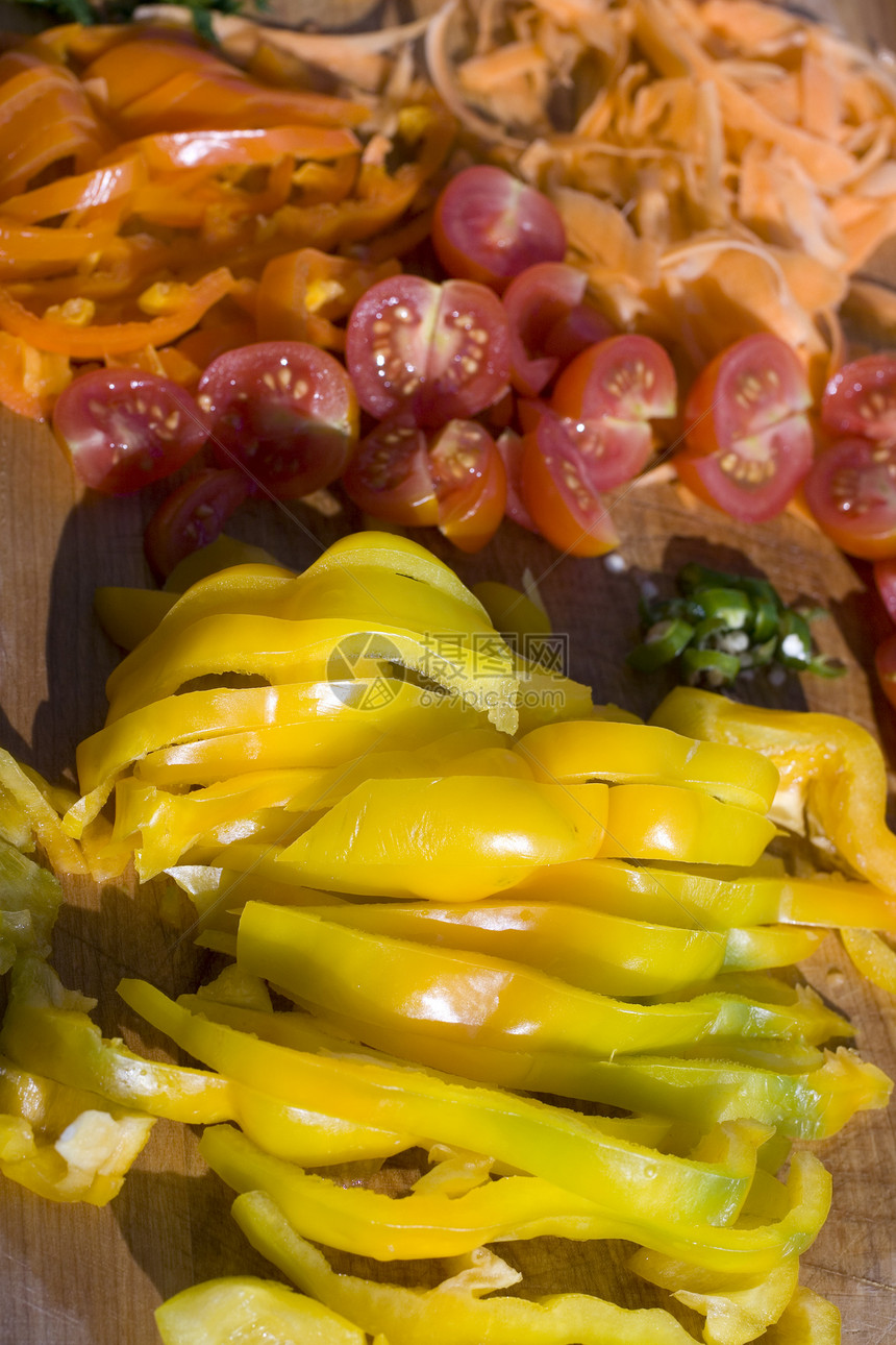 切菜板上的蔬菜红色营养美食饮食食物厨师烹饪胡椒橙子膳食图片
