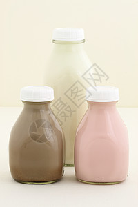 无脂牛奶新鲜的草莓 巧克力和普通牛奶瓶背景