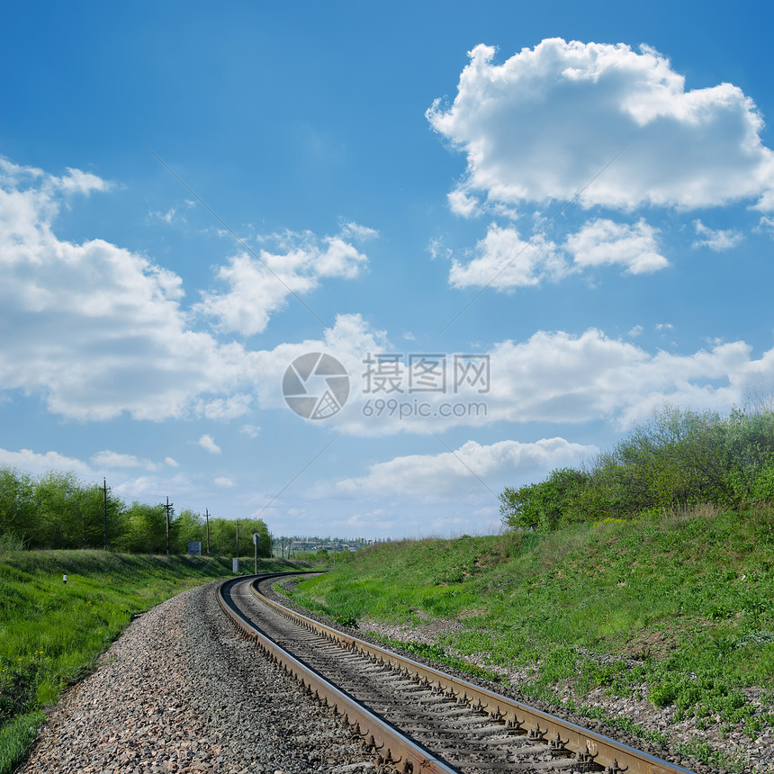 铁路走向绿地的地平线货物过境树木孤独运输旅行国家曲线速度天堂图片