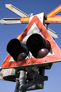 轻型交通灯红绿灯箭头摩托车街道禁令控制板城市火车背景图片