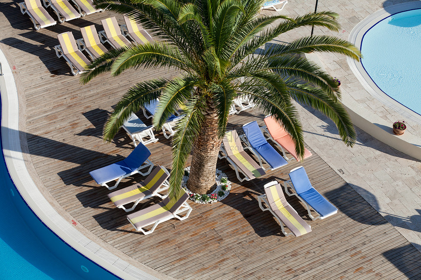 游泳池休息室椅子海滩太阳阳台泳池天堂季节酒店游泳图片