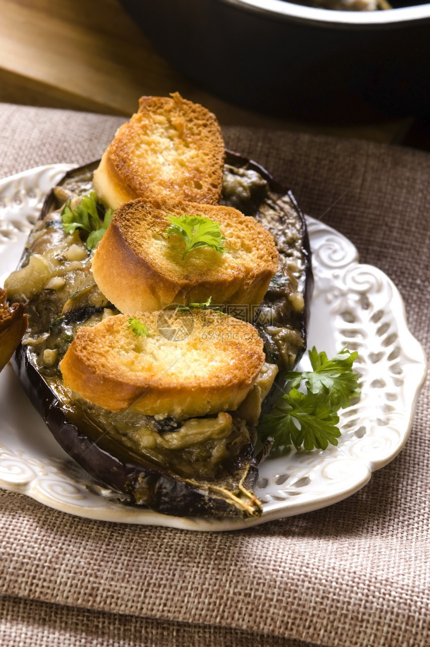 烤煎茄子茄子蔬菜胡椒盘子奶制品香菜蓝色午餐饮食食物课程图片