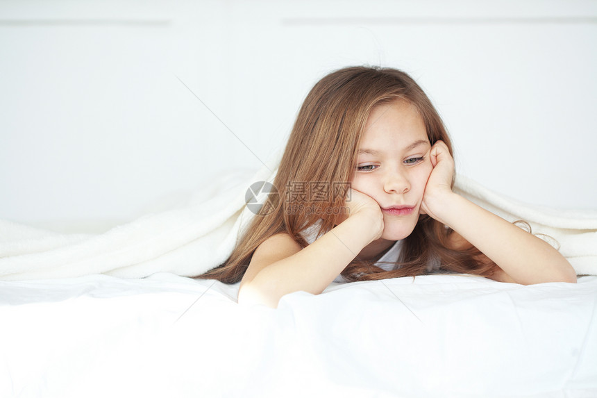 女孩在床上女儿说谎思维闲暇毯子情绪童年卧室孩子苗圃图片