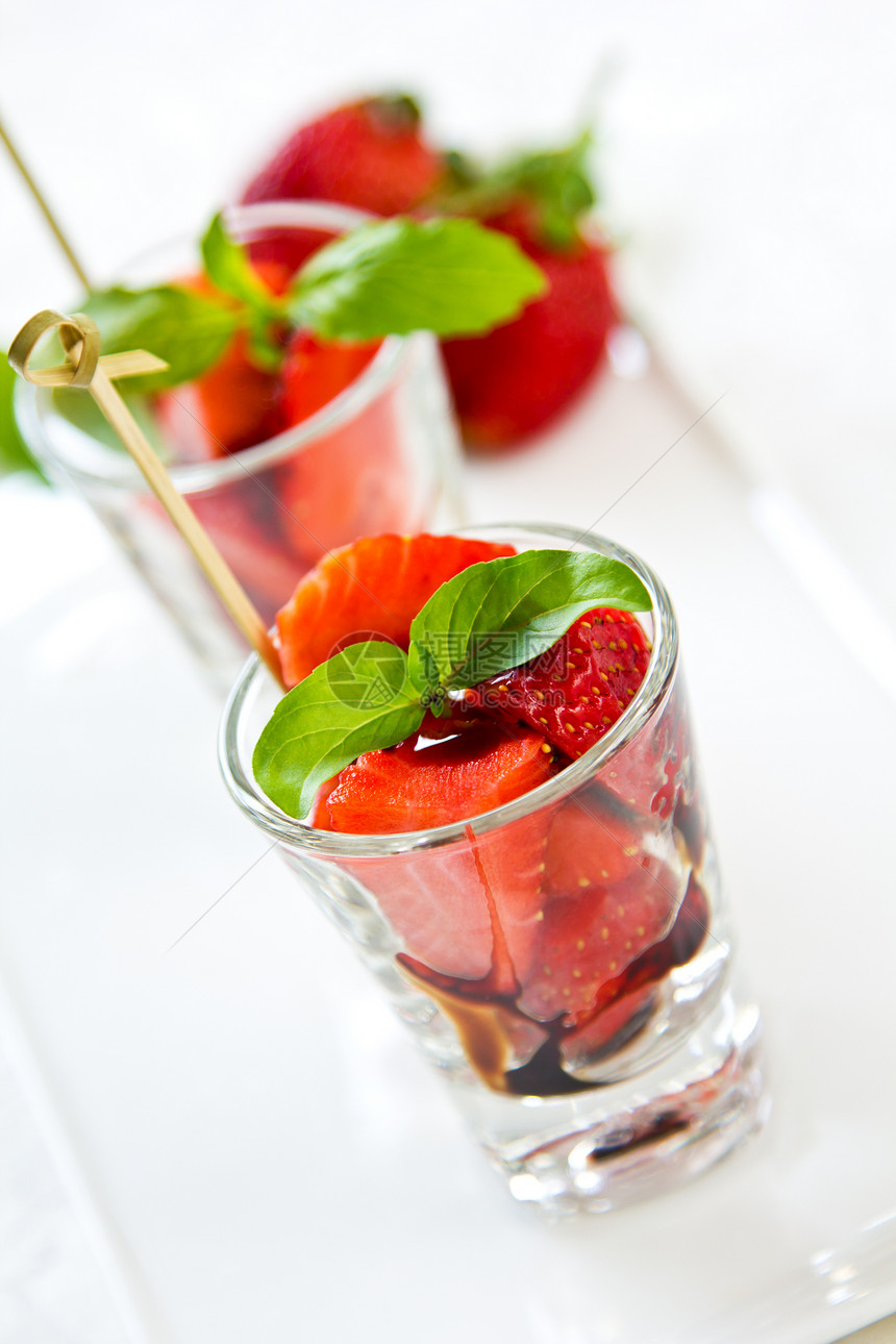 草莓加白沙酱甜点美食水果小吃健康饮食草本植物红色食物绿色图片