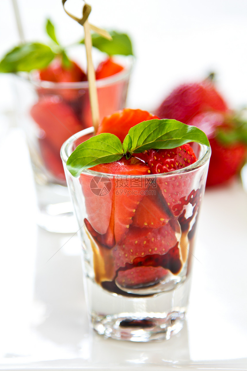 草莓加白沙酱小吃水果草本植物绿色营养饮食玻璃美食红色健康图片