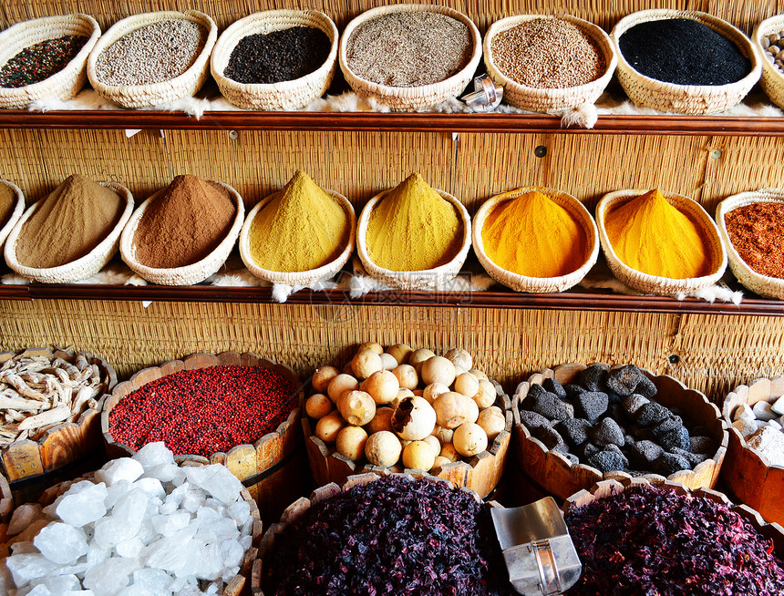 阿拉伯商店的香料 包括酸性粉和咖喱粉市场味道架子黄色藏红花蔬菜购物食物展示篮子图片