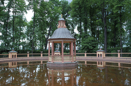 鲍尔在水上乔木水面凉棚池塘树木人工湖花园凉亭背景图片