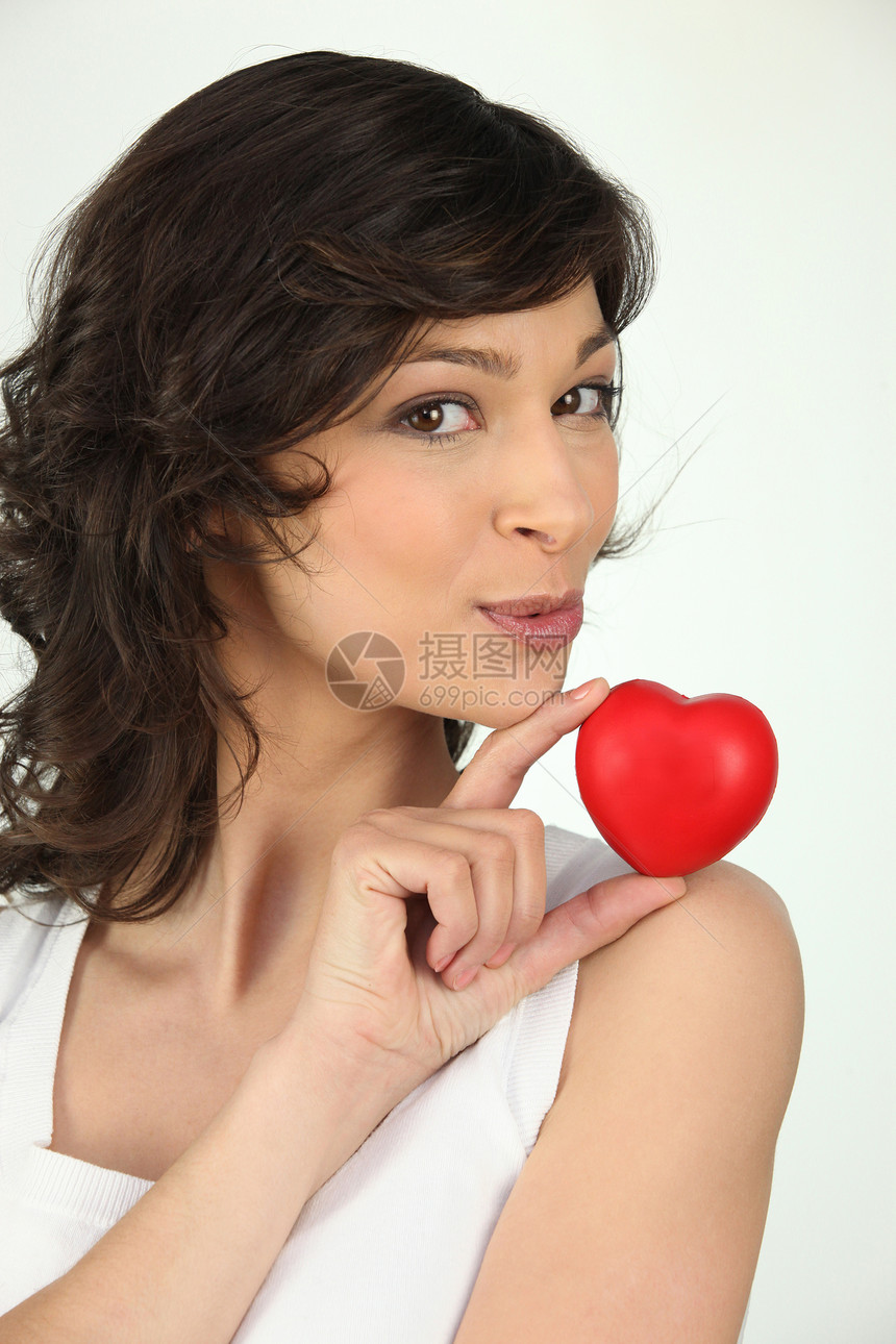 一个黑褐色女人 和一颗红色的塑料心图片