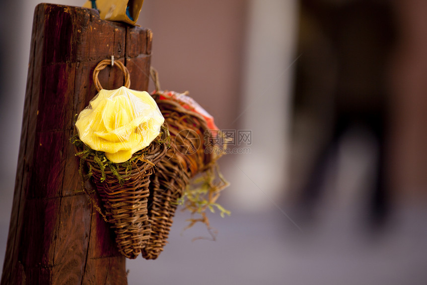 黄玫瑰黄色篮子风格柳条装饰玫瑰图片