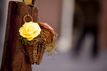 黄玫瑰黄色篮子风格柳条装饰玫瑰背景图片