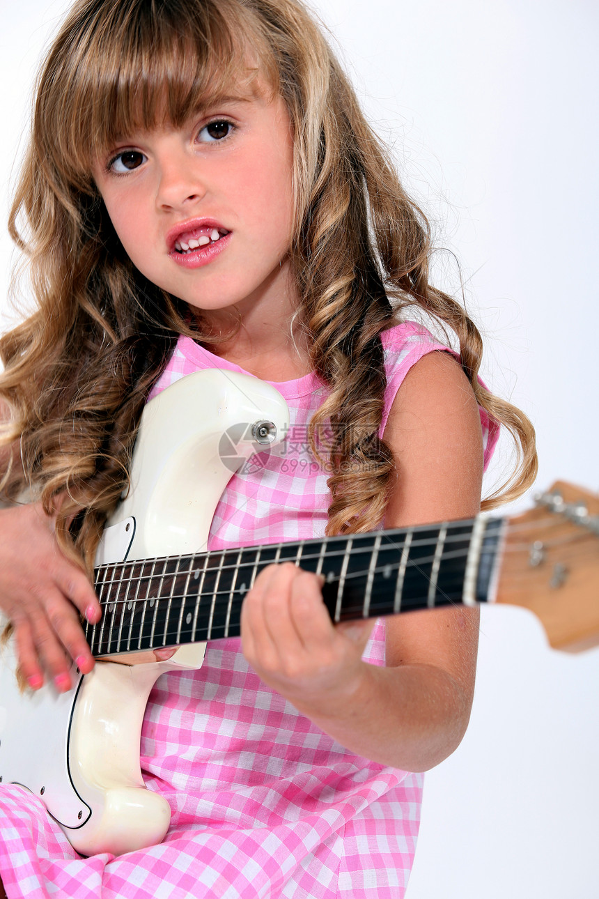女孩在玩电子吉他图片