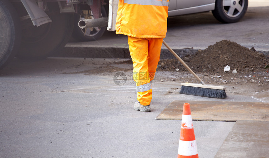 街头工人工作服维修扁平化橙子刷子街道清扫工人整理修理图片